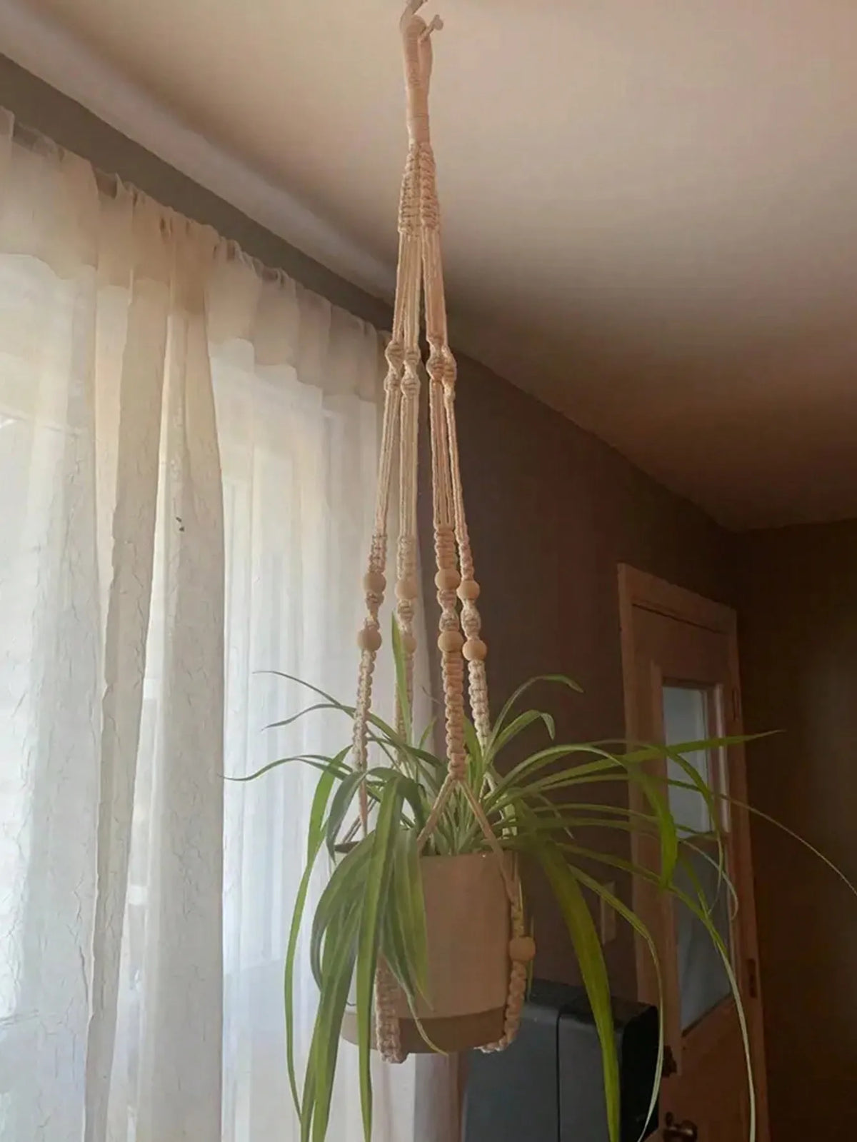 decorative woven hanging basket with wooden beads - vue 5 sur 6