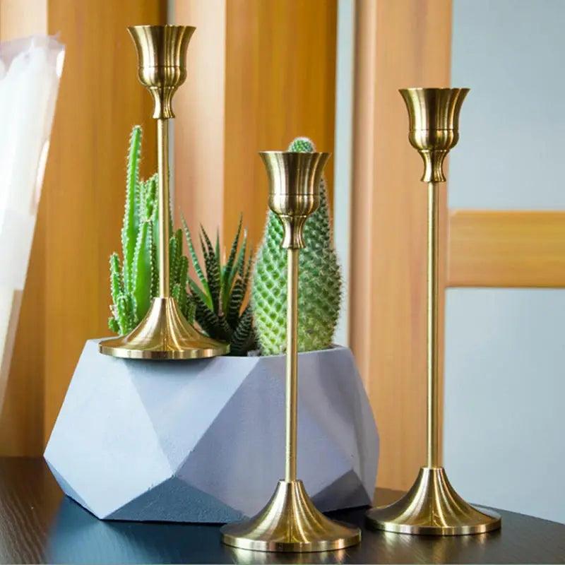 Brass gold candlestick set for festive decorations - vue 3 sur 26