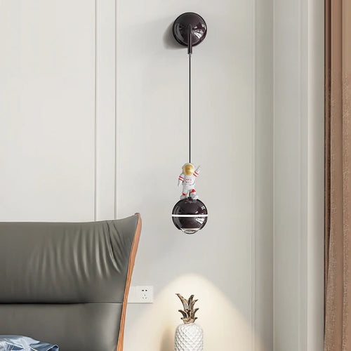 Modern LED astronaut design pendant light - vue 2 sur 18