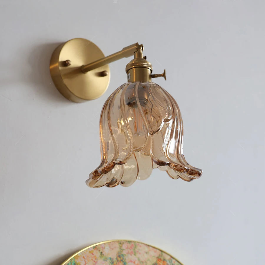 Modern adjustable glass and brass wall light for an elegant interior - vue 5 sur 12