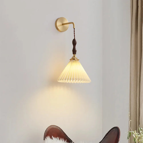 Japanese vintage chandelier with pleated walnut lampshade - vue 3 sur 12