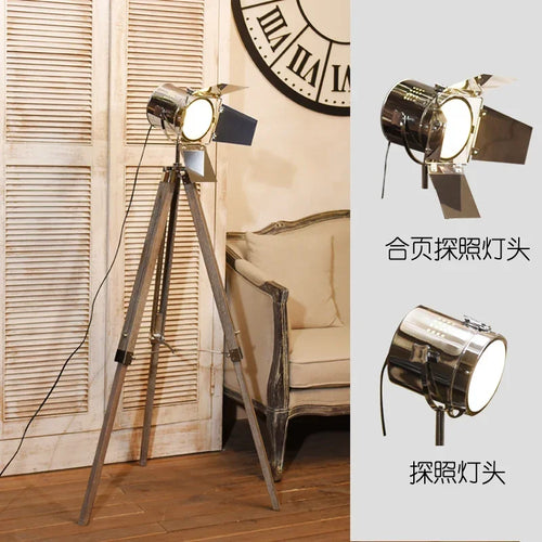 Industrial wood floor lamp with vintage hinged tripod - vue 4 sur 9