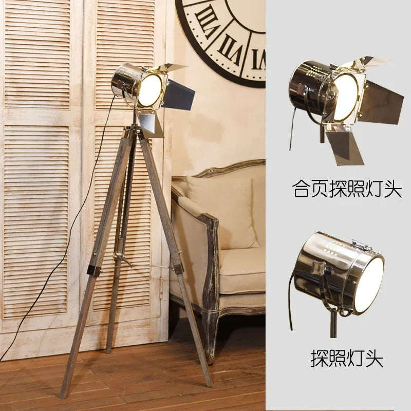 Industrial wood floor lamp with vintage hinged tripod - vue 3 sur 9