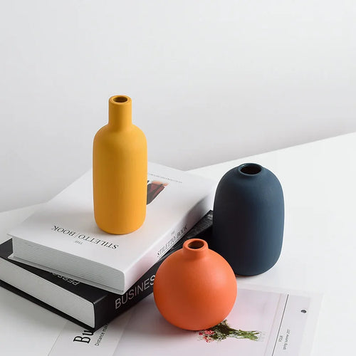 small modern decorative ceramic vase for flowers - vue 3 sur 7