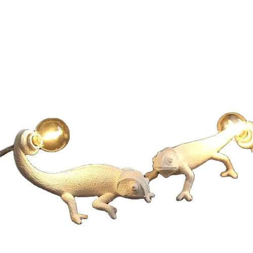 Modern and playful chameleon lizard desk lamp in resin - vue 7 sur 11