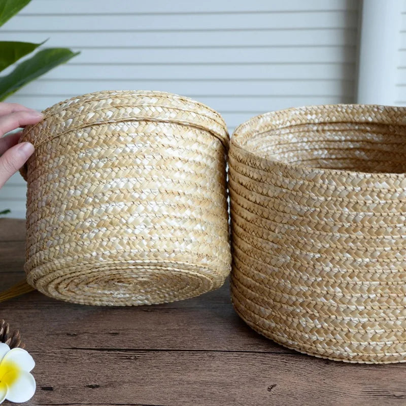 round woven straw storage basket with multipurpose lid - vue 5 sur 10