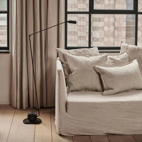 Minimalist LED floor lamp with long metal arm and adapted plug - vue 2 sur 13