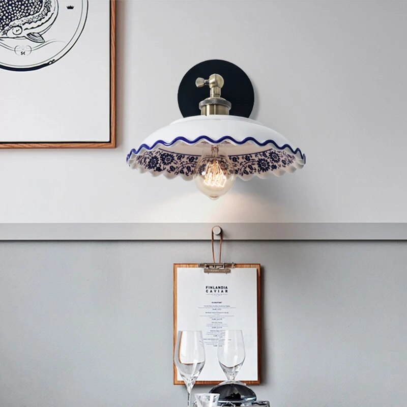 Modern blue and white porcelain wall light - vue 4 sur 9