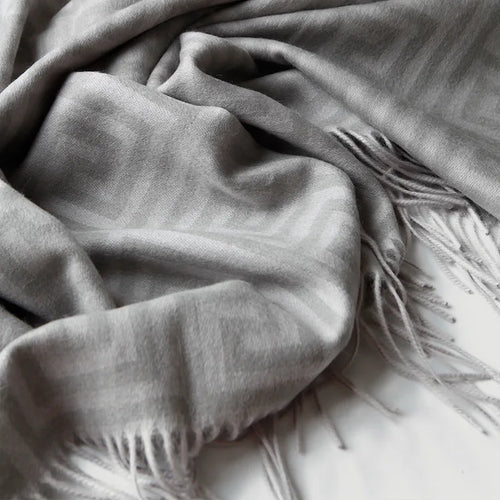 Jacquard wool throw with meander pattern, warm Chinese style - vue 4 sur 5