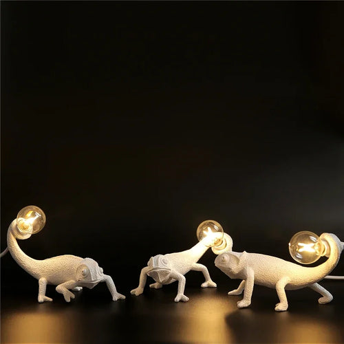 Modern and playful chameleon lizard desk lamp in resin - vue 3 sur 11