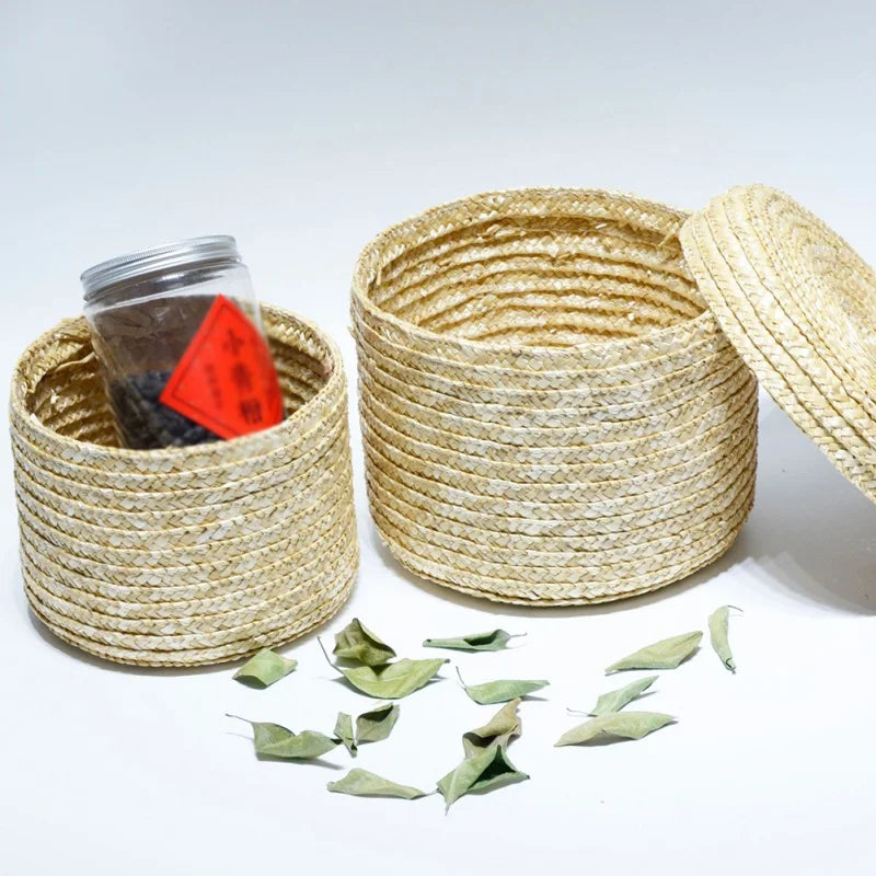 round woven straw storage basket with multipurpose lid - vue 4 sur 10