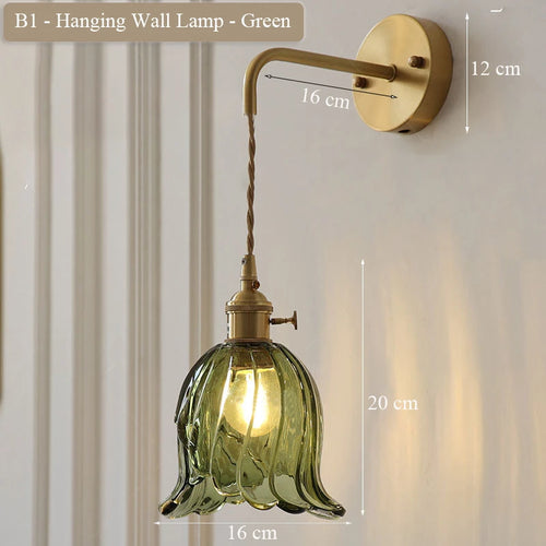 Modern adjustable glass and brass wall light for an elegant interior - vue 10 sur 12