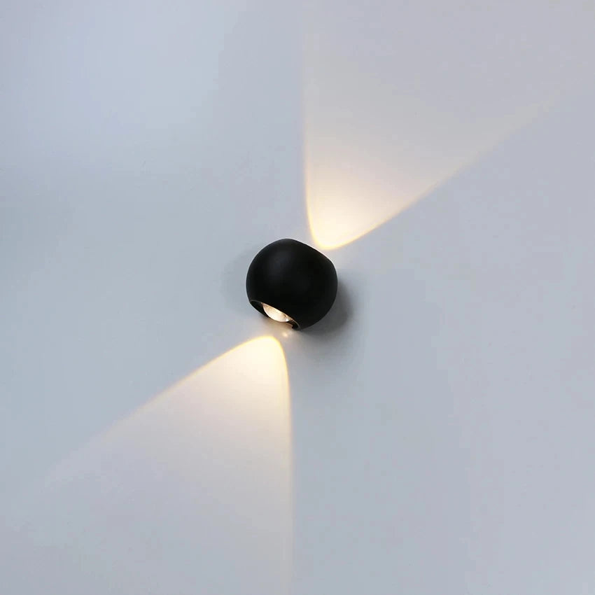Waterproof outdoor round wall light