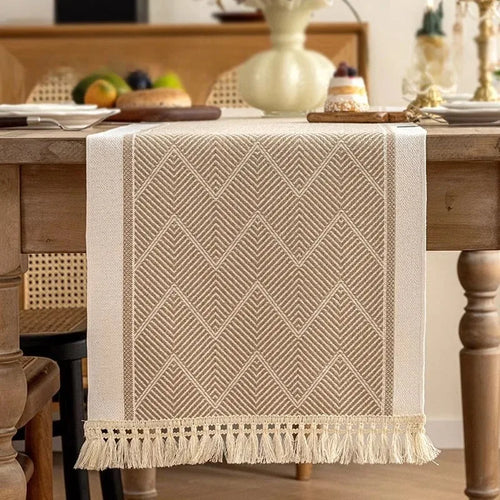 Waterproof polyester table runner with geometric pattern decoration