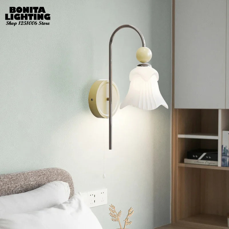 Elegant frosted glass floral wall light - vue 4 sur 18
