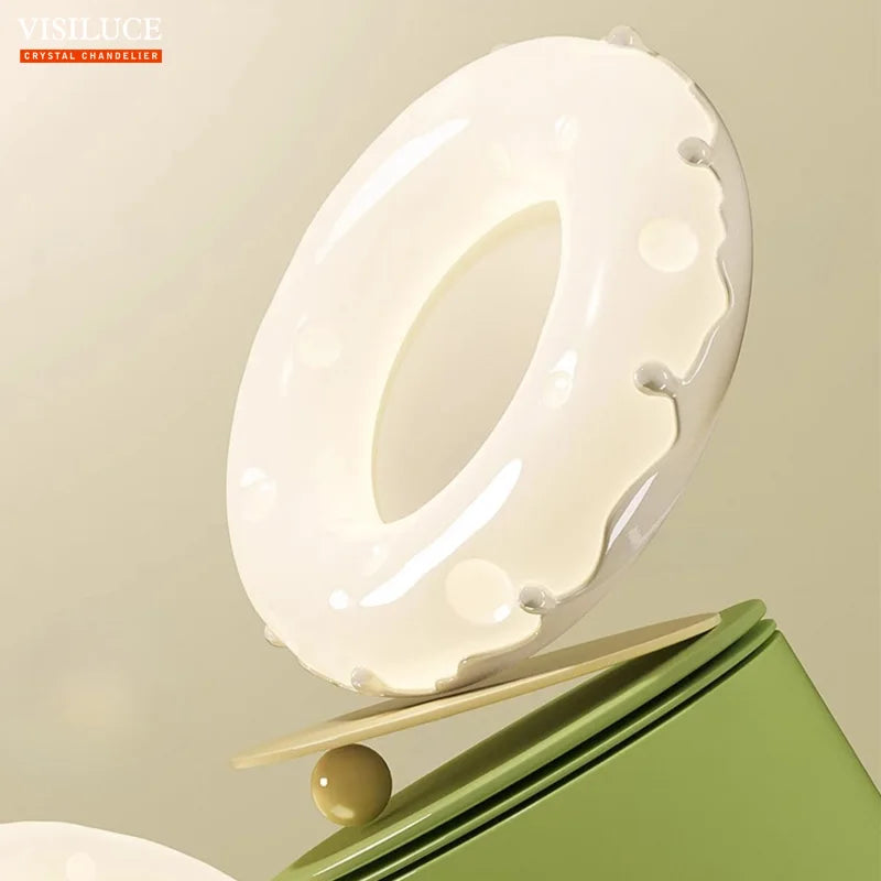 Minimalist LED ceiling light with decorative donut design - vue 4 sur 14