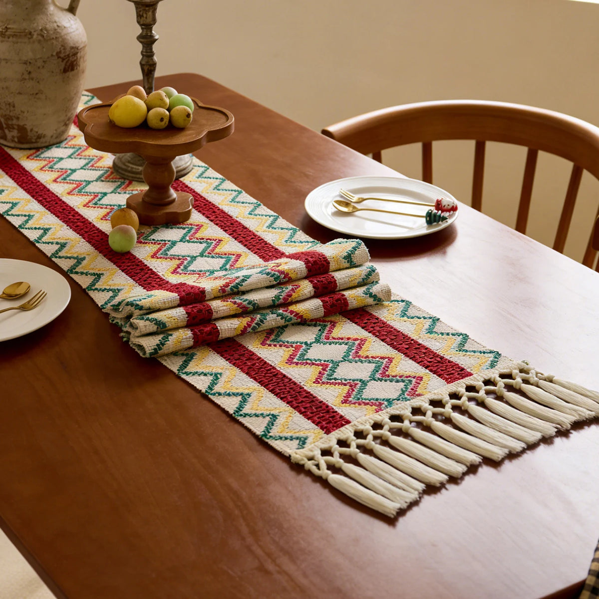 Bohemian table runner with Aztec pattern and tassels - vue 2 sur 7