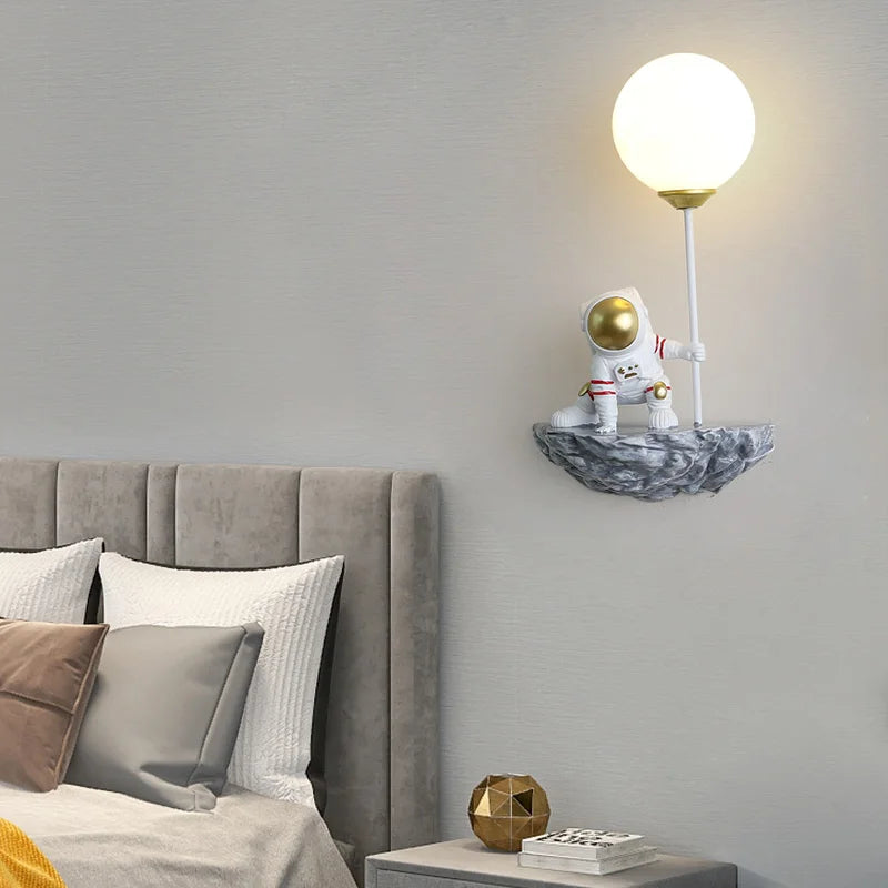 Cartoon astronaut wall lamp LED for children - vue 4 sur 13