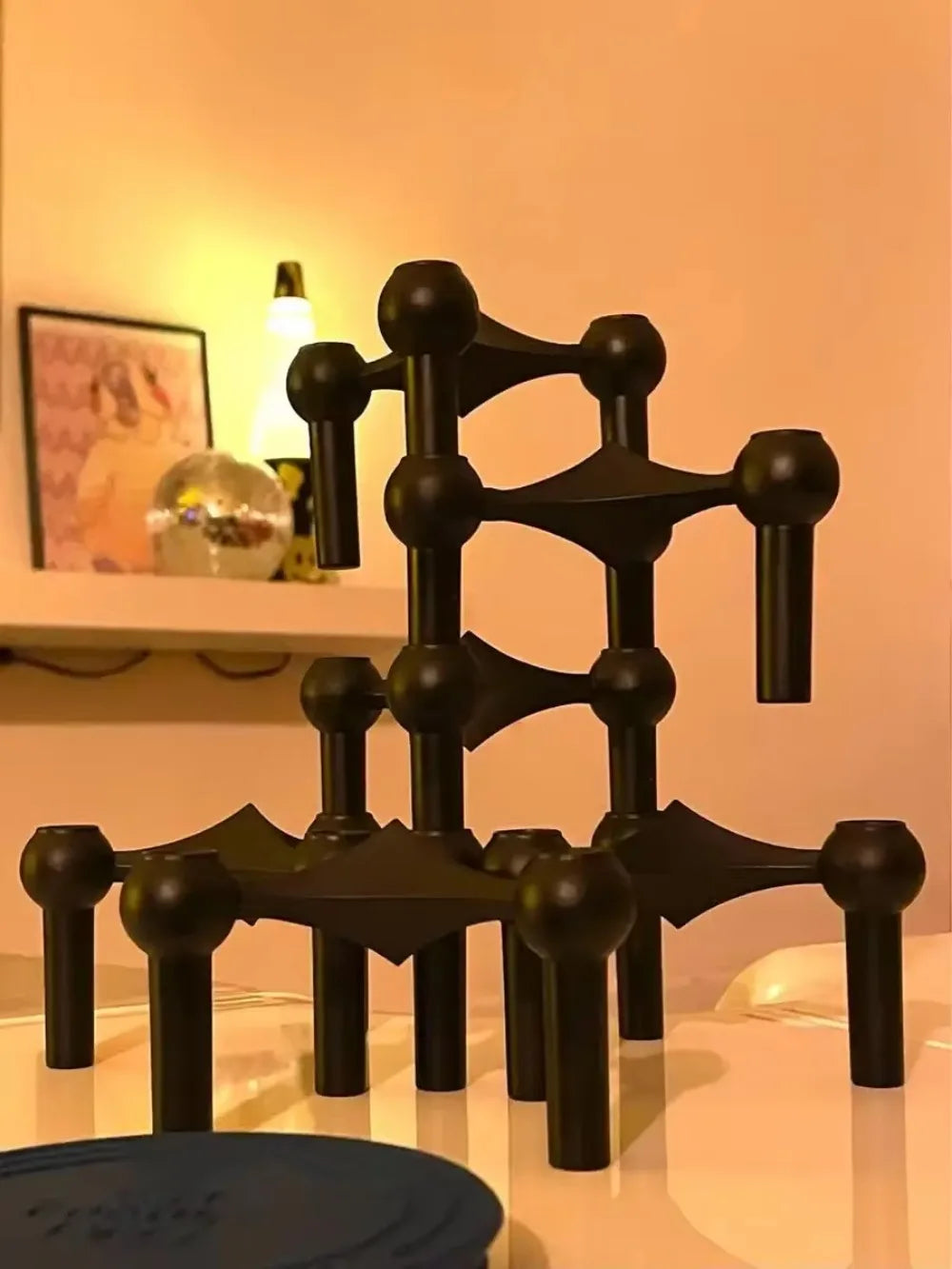 Metal candle holder with molecular design for modern decor - vue 3 sur 12