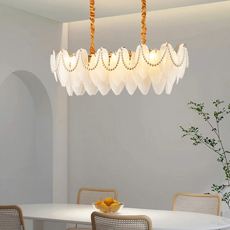 Retro feather chandelier for a romantic and luxurious ambience - vue 6 sur 11