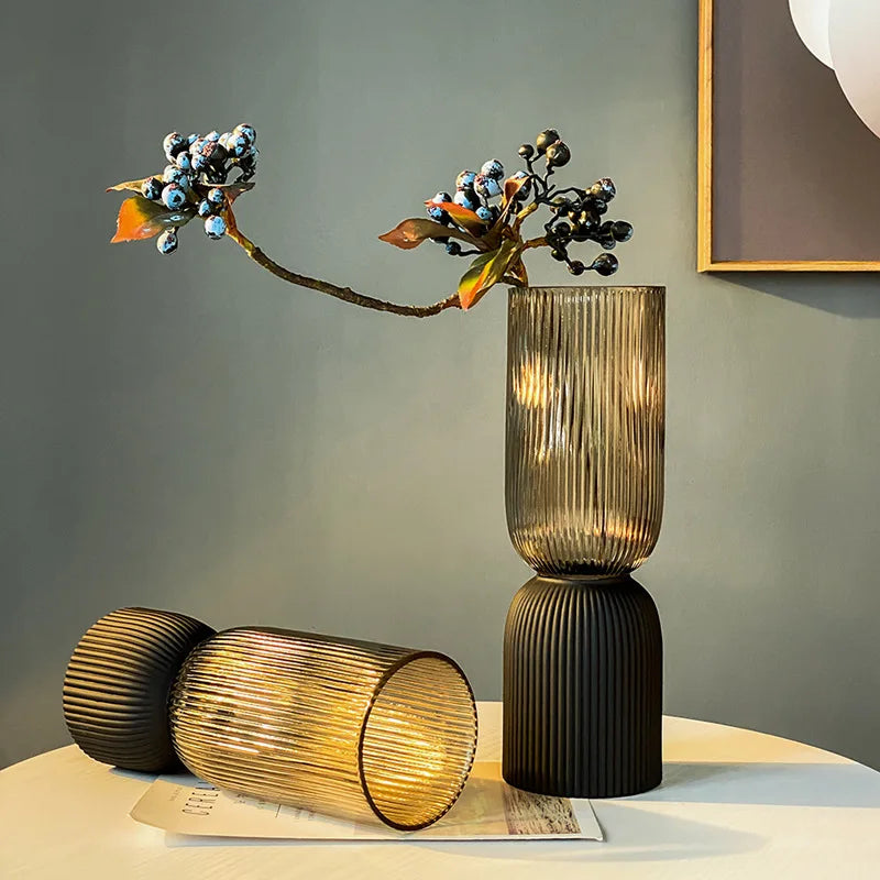 striped glass vase for elegant floral arrangement - vue 3 sur 9