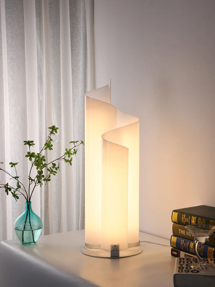 Minimalist desk lamp in clear acrylic and decorative aluminium - vue 4 sur 7