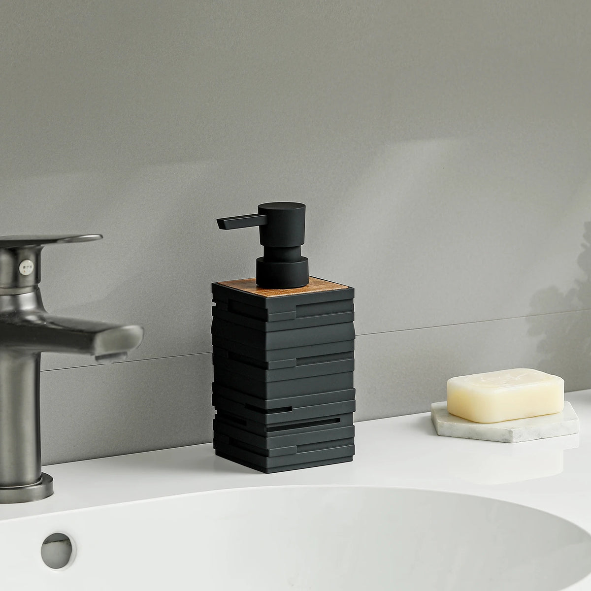 distributeur de savon noir mat avec décor en bois de teck grande capacité - vue 3 sur 6