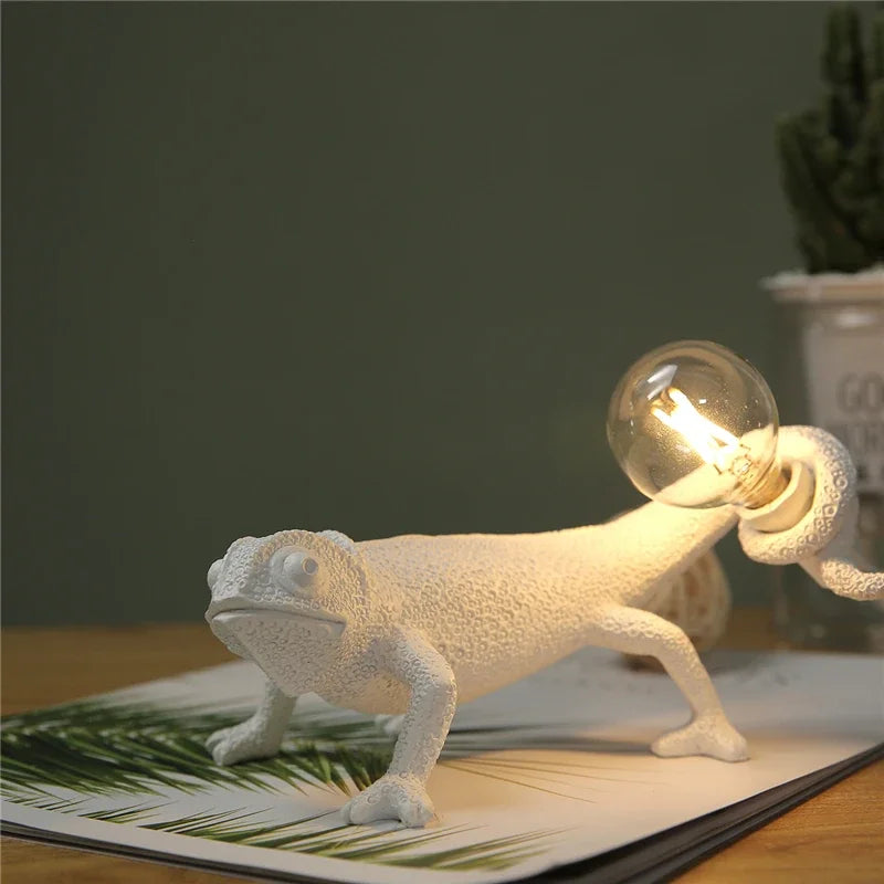 Modern and playful chameleon lizard desk lamp in resin - vue 5 sur 11
