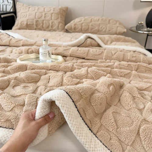 Thick fleece throw with soft heart pattern for sofa or bed - vue 6 sur 6
