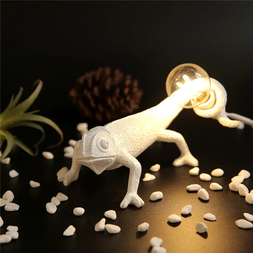 Modern and playful chameleon lizard desk lamp in resin - vue 5 sur 11