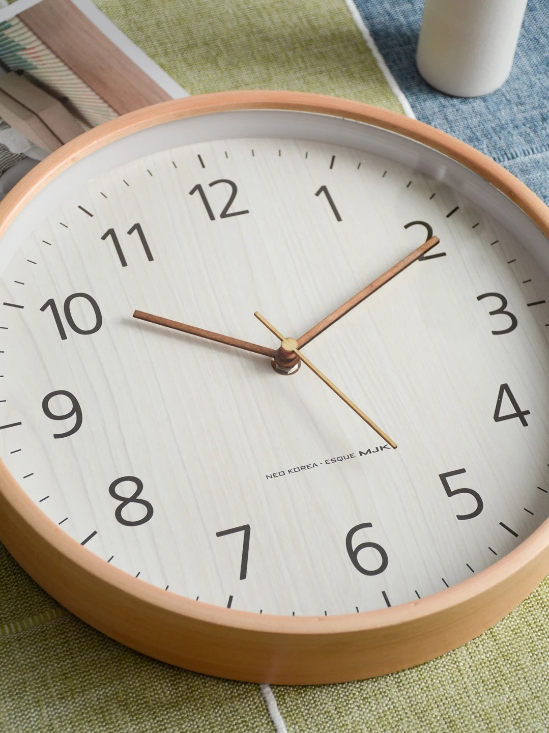 modern wooden wall clock creative home decoration - vue 3 sur 7