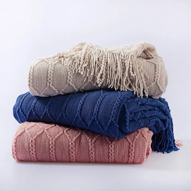Plaid tricot acrylique doux avec pompons style carreaux - vue 6 sur 6