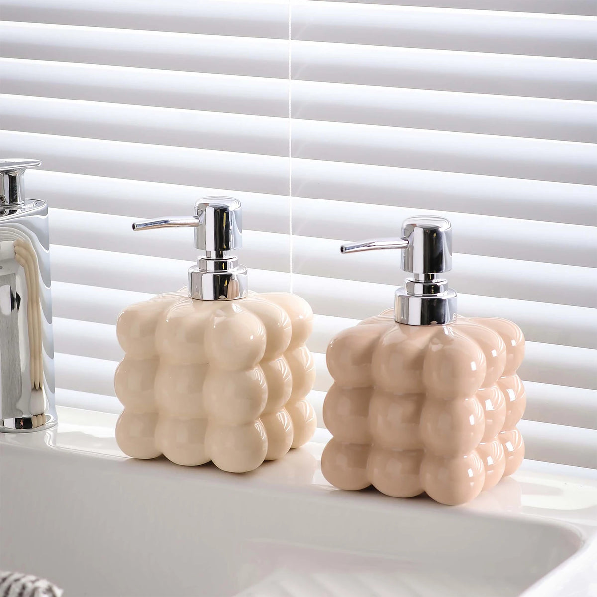 refillable shampoo and foaming soap dispenser - vue 3 sur 9