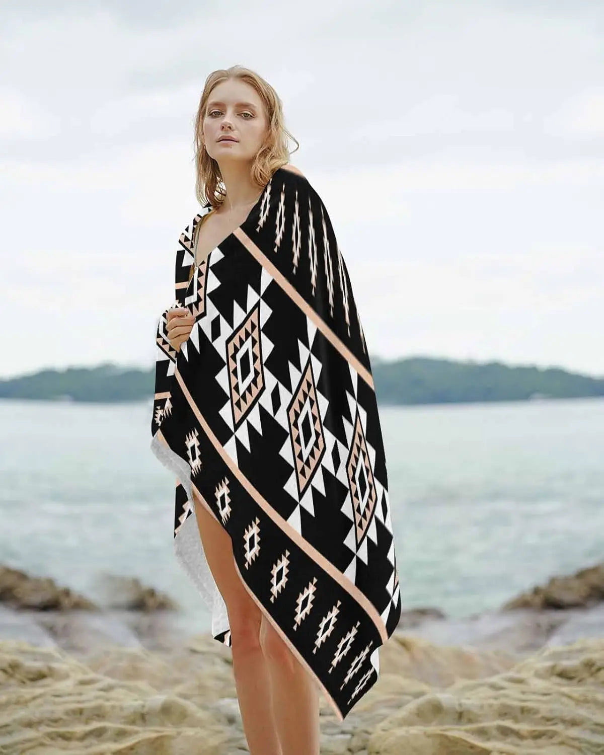 Soft lightweight absorbent aztec pattern beach towel - vue 2 sur 6