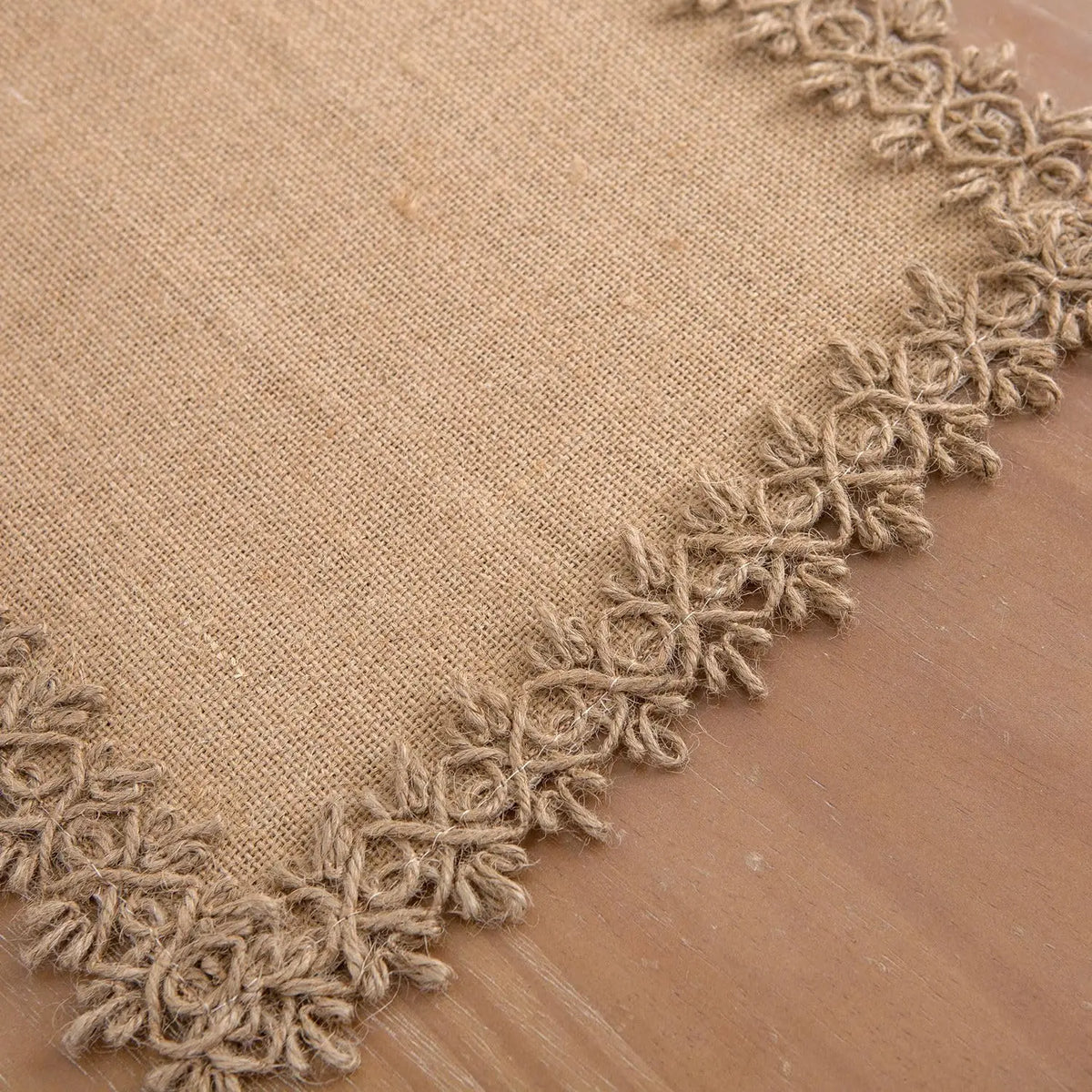 Rustic beige macramé table runner, bohemian style - vue 7 sur 7