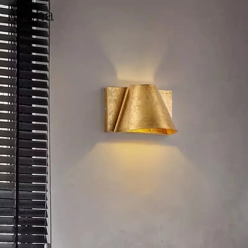 American retro wall light for elegant and warm lighting