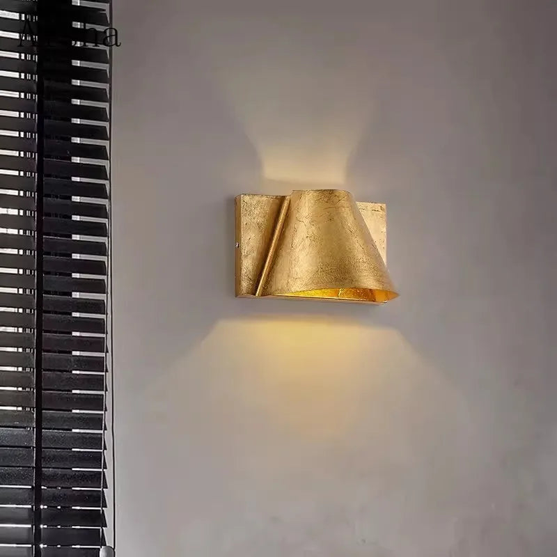 American retro wall light for elegant and warm lighting