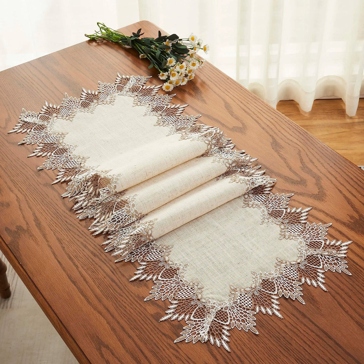 Elegant classic lace style embroidered linen table runner - vue 3 sur 7