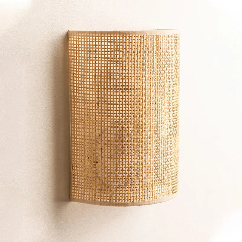 Southeast Asian style rattan wall light with minimalist switch - vue 4 sur 10