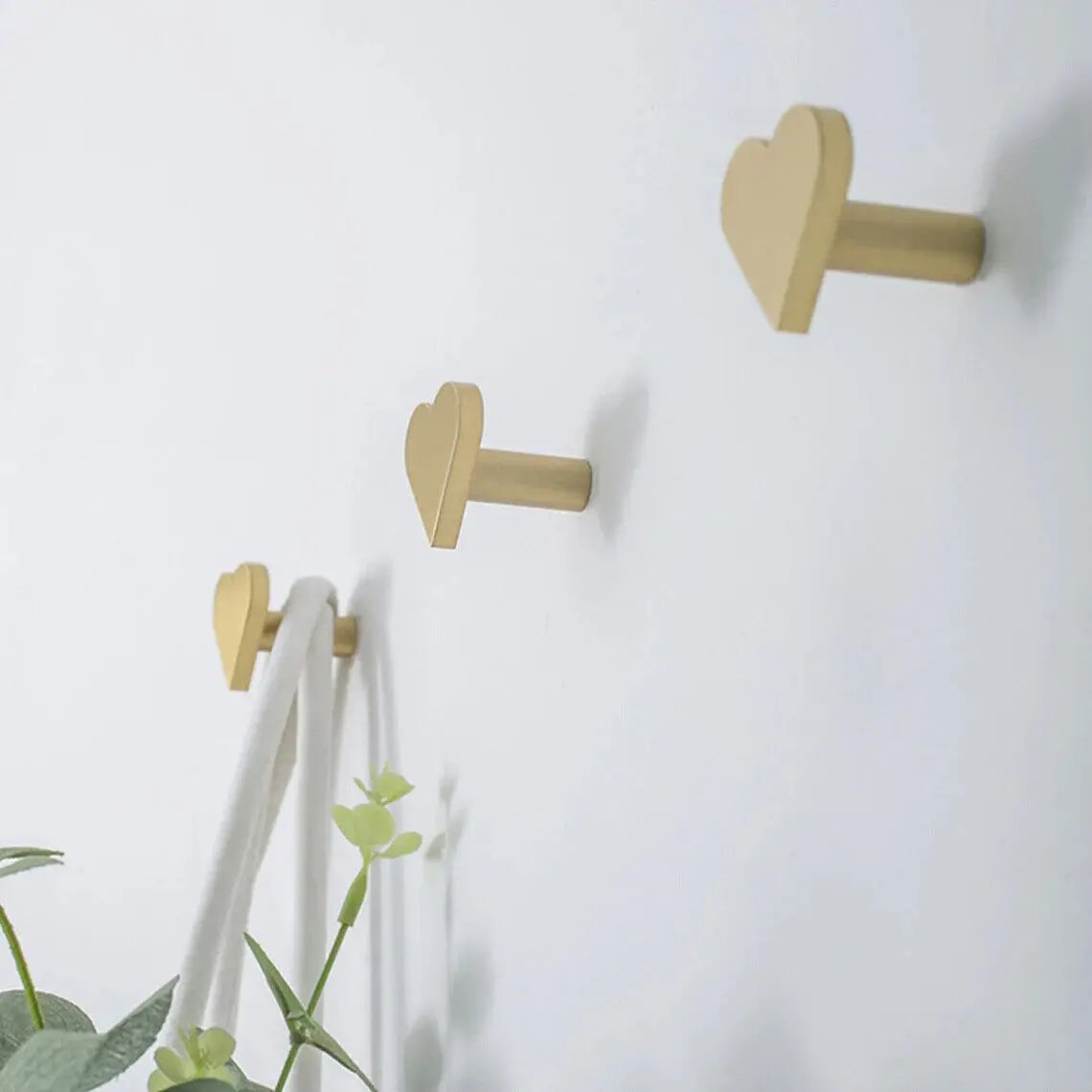 heart shaped brass wall hooks for cute accessories - vue 5 sur 7