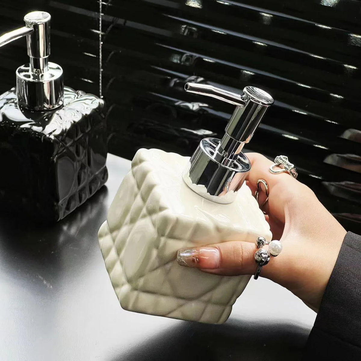 luxury refillable shampoo dispenser for bathroom