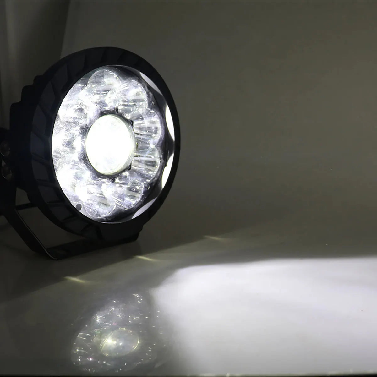 Waterproof round LED spotlight for truck super bright - vue 5 sur 7