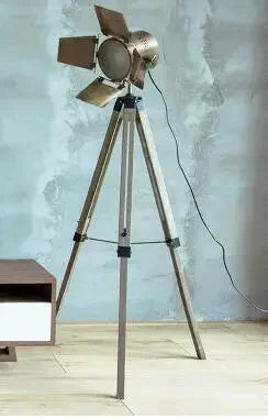 Industrial wood floor lamp with vintage hinged tripod - vue 8 sur 9