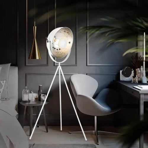 Adjustable industrial floor lamp with flexible tripod for modern interiors - vue 4 sur 8