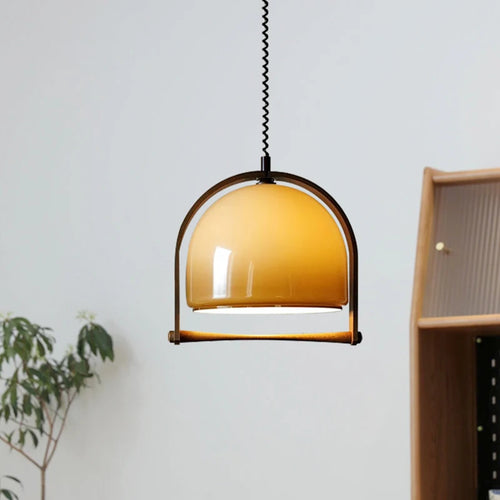 Modern glass and wood pendant light with adjustable height for indoor use - vue 2 sur 8
