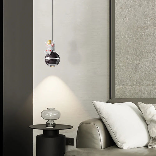 Modern LED astronaut design pendant light - vue 4 sur 18