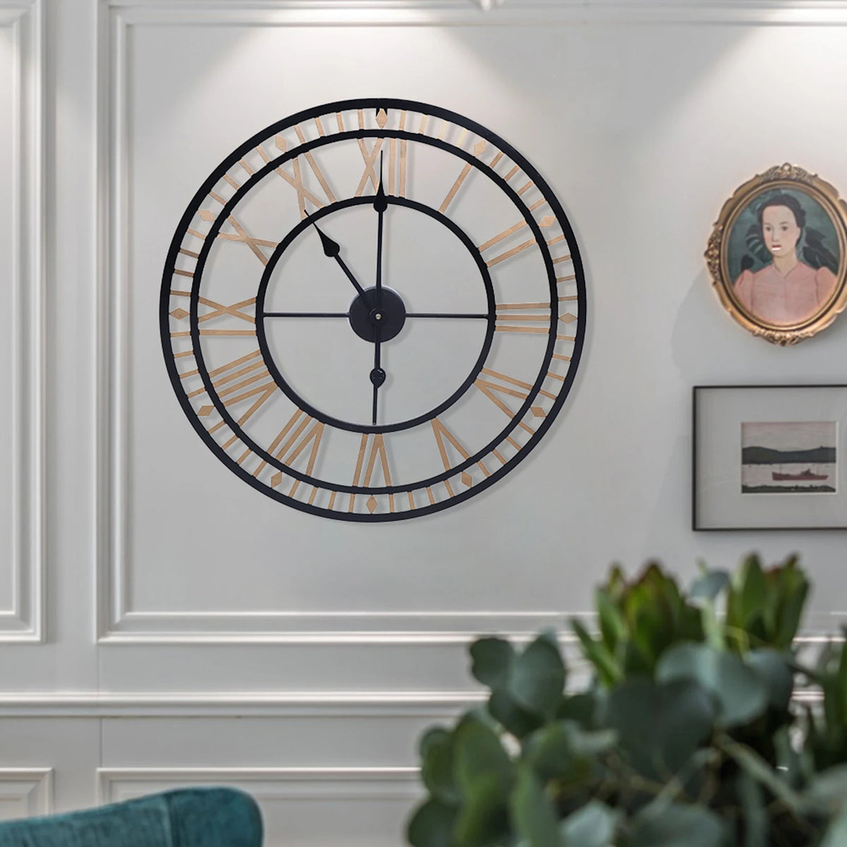 vintage wall clock Roman numerals in metal elegant and refined design - vue 3 sur 6