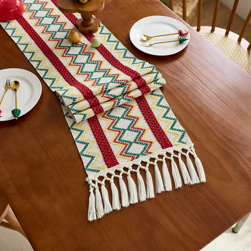 Bohemian table runner with Aztec pattern and tassels - vue 8 sur 7