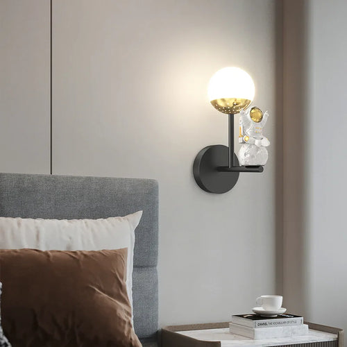 Creative astronaut wall light for modern decor - vue 5 sur 15