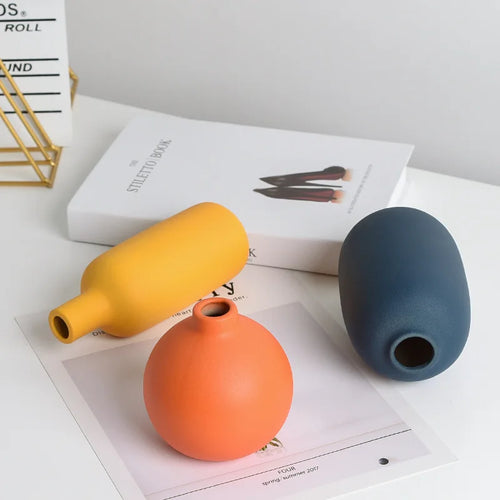 small modern decorative ceramic vase for flowers - vue 4 sur 7